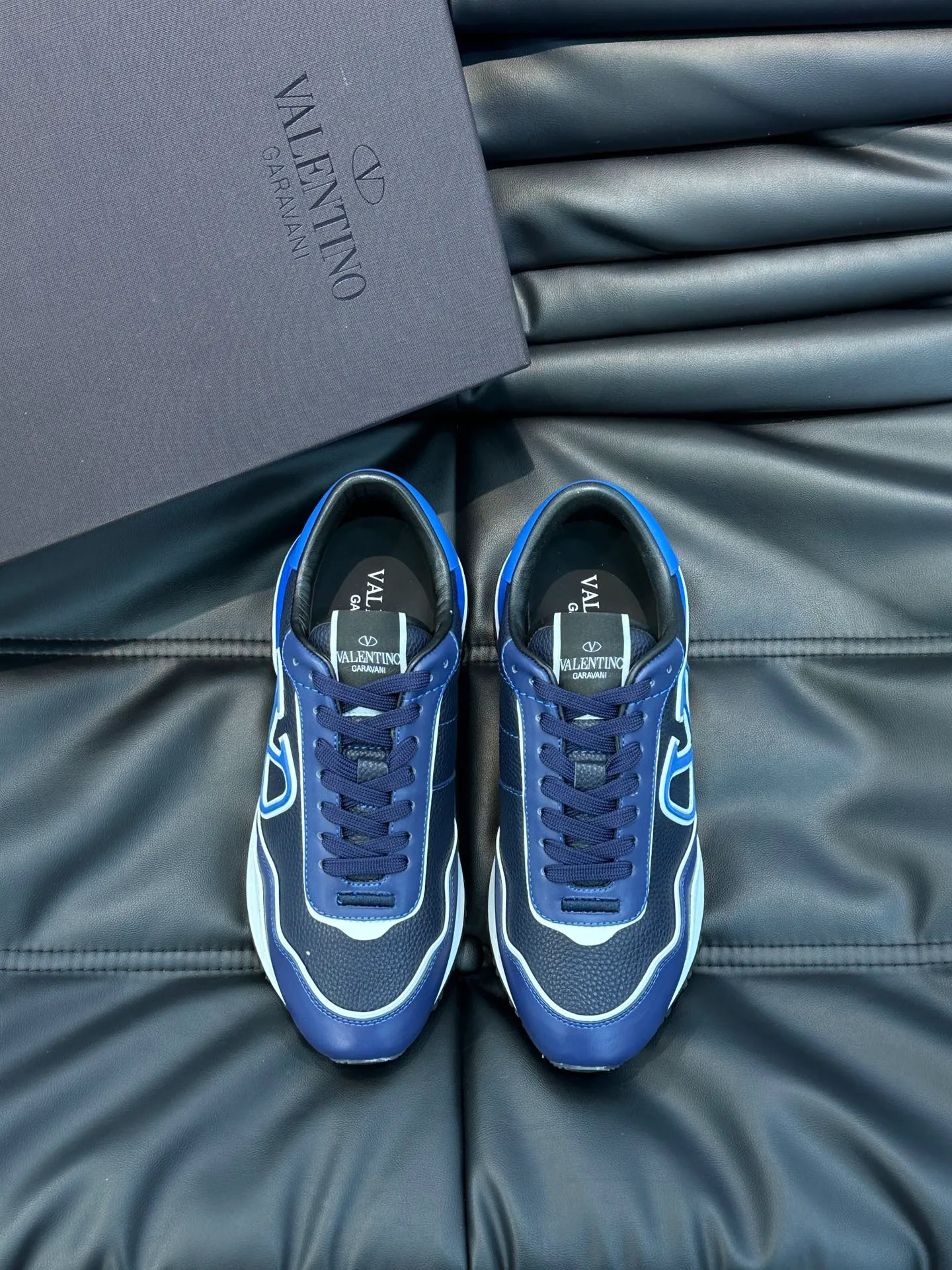 P540💰 Product trademark: VALENTINO "Valentino" Regular size: 38-44 [45 customized] Product material: Warren men's casual sports shoes, made of imported first-layer cowhide, with brand emblem on the tongue, rivet rubber outsole, non-slip, wear-resistant and shock-absorbing, cowhide lining foot pads, comfortable and breathable, with original box packaging equation bag!